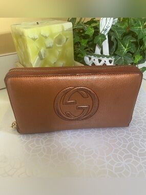 Gucci Brown Leather Zip Wallet with Embossed Double G